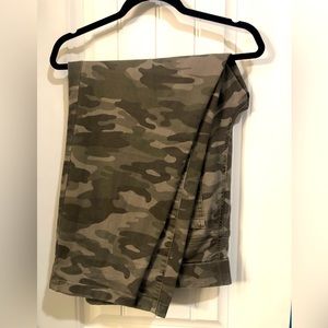 Avenue Stretch Camo Crop Pants. Size 20, back pockets.
